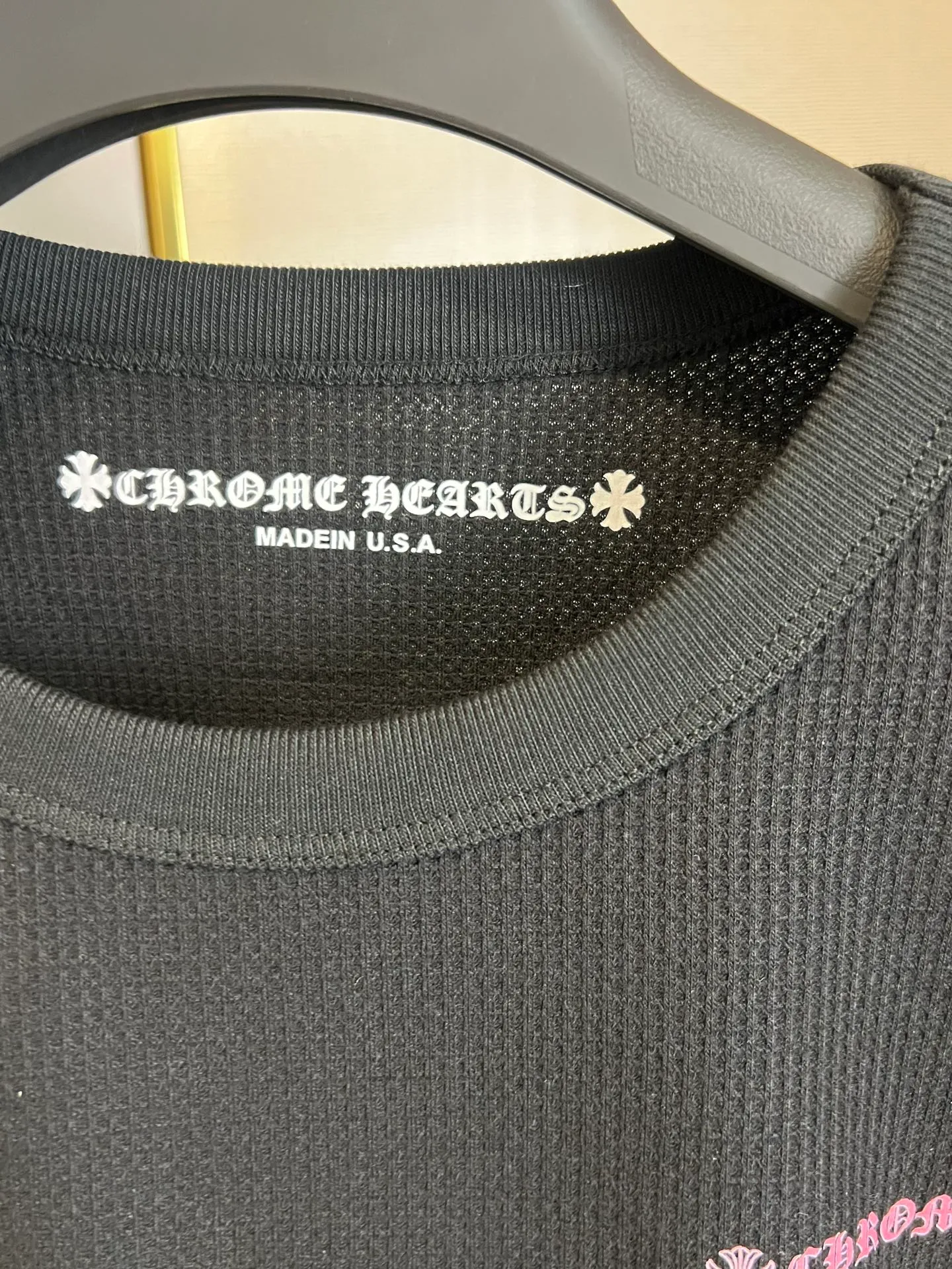 P230 Size: S/M/L single color, same style for men and women Chrome Hearts 22FW Chrome Hearts waffle letter printed long-sleeved T-shirt, the first clues can be seen from the release of Chrome Hearts 25 spring and summer new style📝This year's micro-profile items are definitely the dark horse of the trend The crisp feeling brought by the special nature of waffle fabric coincides with the rising fashion trend in autumn and winter. In addition to layering in autumn and winter, there are already many celebrities/trend bloggers wearing them. Family members with a keen sense of fashion, come and choose! !  ⚠️It is recommended to dry clean or wrap it inside the laundry bag and machine wash it in cold water quickly!